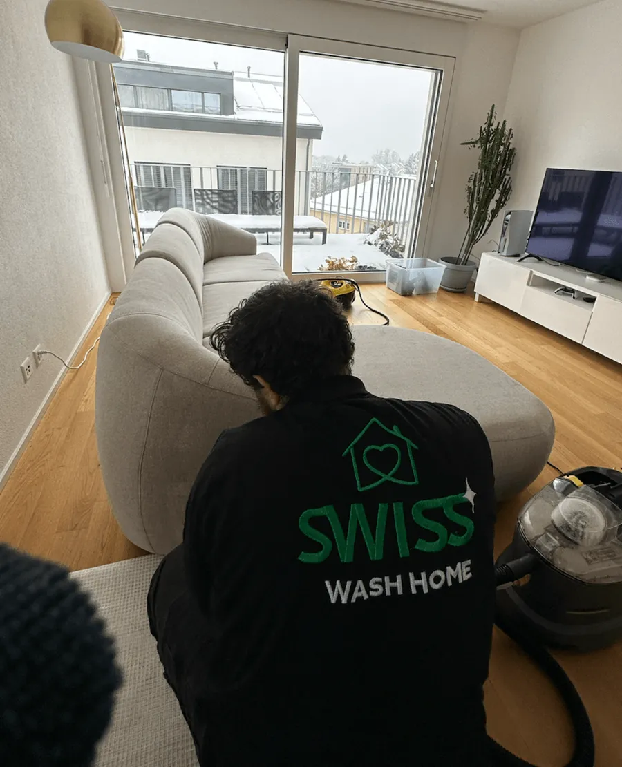 Technicien Swiss Wash Home en train de nettoyer un canapé chez un client